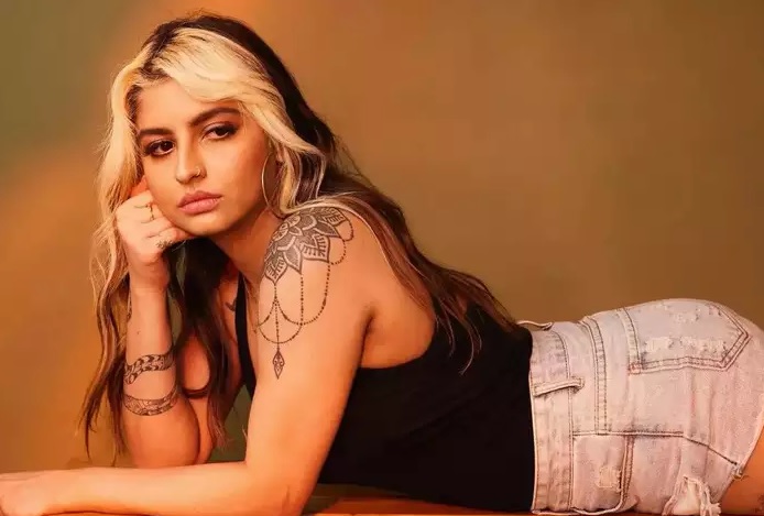 रॉकस्टार हैं फरहान अख्तर की बेटी शाक्या, ग्लैमर से कोसों दूर लेकिन हटकर है अंदाज