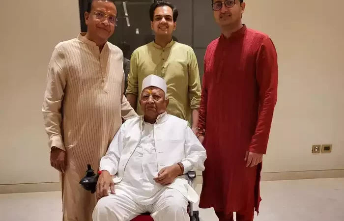 बाल्टी हाथ में लटकाकर दिल्ली में बेचते थे भुजिया, आज दुनिया में कारोबार