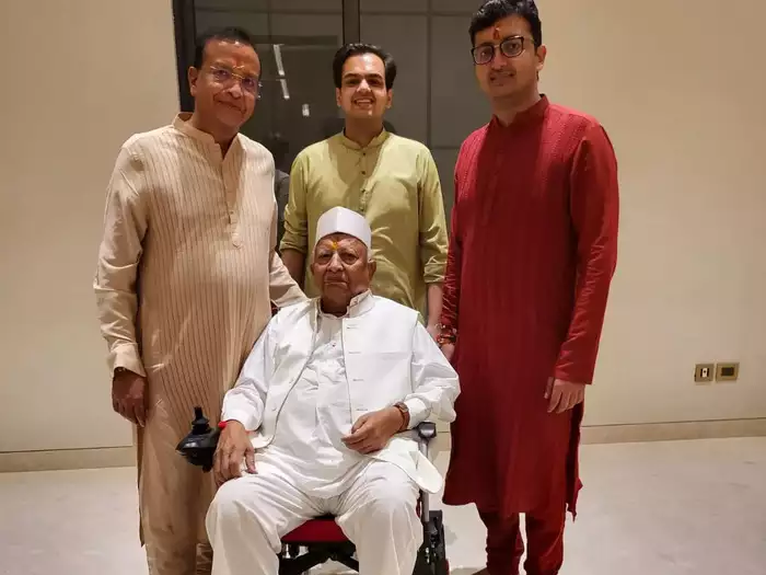 बाल्टी हाथ में लटकाकर दिल्ली में बेचते थे भुजिया, आज दुनिया में कारोबार