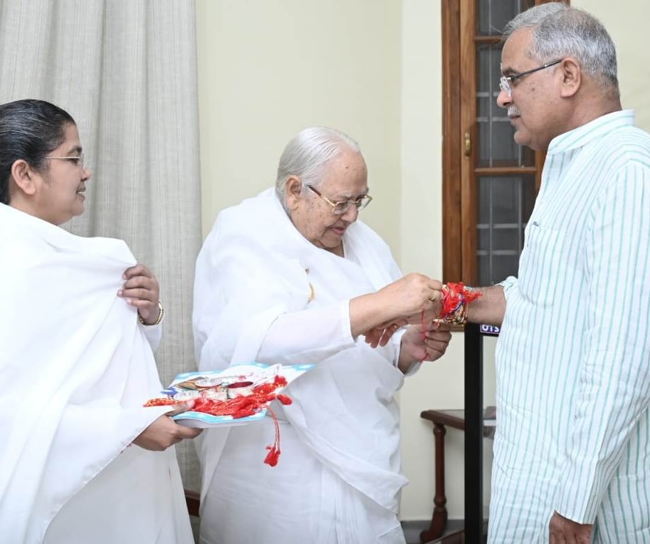 मुख्यमंत्री बघेल को ब्रह्मकुमारी बहनों ने बांधी राखी