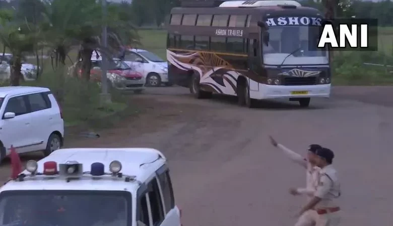 कड़ी सुरक्षा के बीच रांची से नया रायपुर के मेफेयर रिसॉर्ट पहुंचे महागठबंधन के सभी विधायक