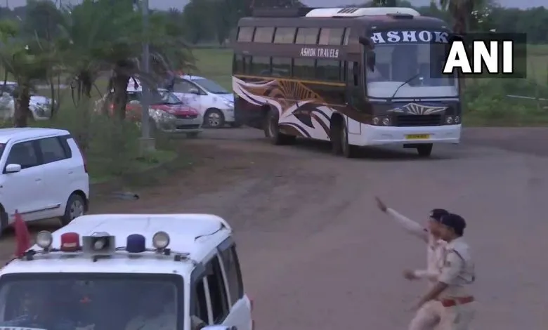 कड़ी सुरक्षा के बीच रांची से नया रायपुर के मेफेयर रिसॉर्ट पहुंचे महागठबंधन के सभी विधायक