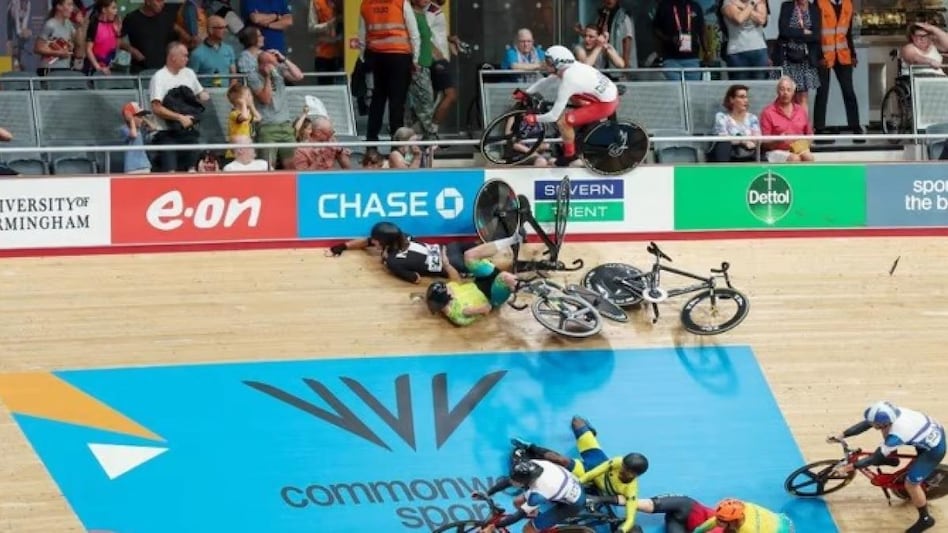 कॉमनवेल्थ में हुआ भयावह हादसा, ट्रैक से गिरे कई साइक्लिस्ट, ले जाना पड़ा अस्पताल, Video