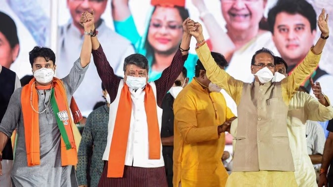 राजनीतिक गलियारों में शिवराज की विदाई की चर्चा! सिंधिया और कैलाश की मुलाकात ने आग में डाला घी