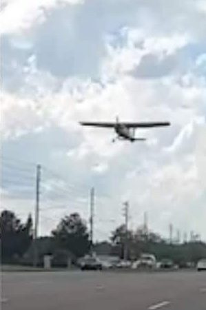 अमेरिका में सड़क पर हुई सिंगल इंजन प्लेन की क्रैश लैंडिंग, सामने आया वीडियो