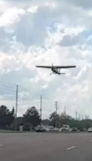 अमेरिका में सड़क पर हुई सिंगल इंजन प्लेन की क्रैश लैंडिंग, सामने आया वीडियो