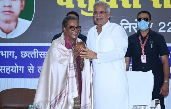 भूपेश ने साहित्यकार एवं पत्रकार लीलाधर मंडलोई को वसुंधरा सम्मान से किया सम्मानित