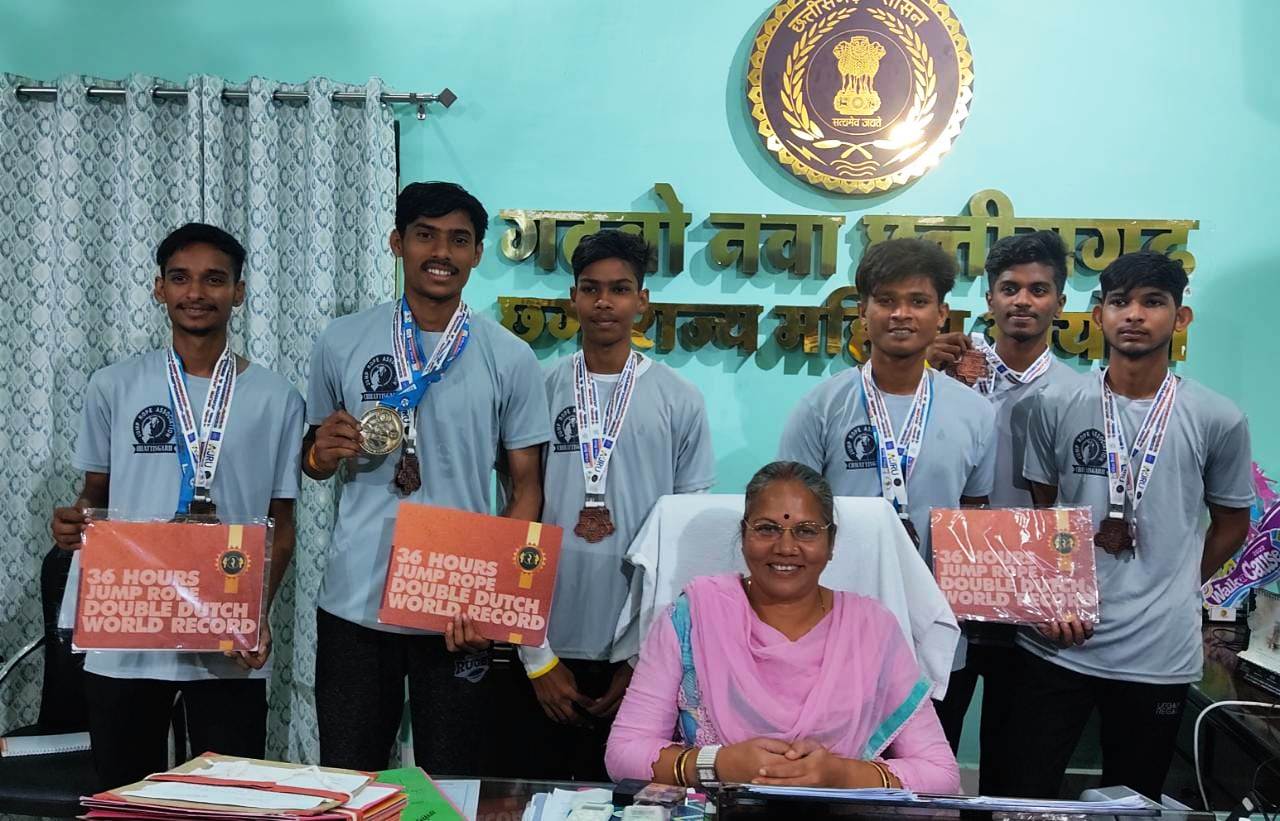 महिला आयोग की अध्यक्ष डॉ. नायक से राष्ट्रीय फेडरेशन कप के विजेता खिलाडियों ने की मुलाकात