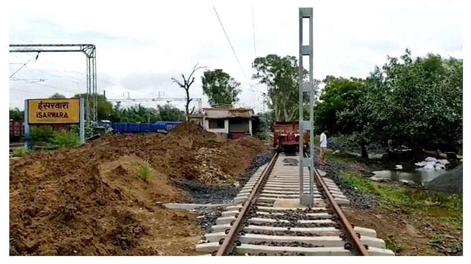 रेल पटरी के बीच लगा दिया बिजली का खंभा, अधिकारी बोले- डबल लाइन का काम ऐसे ही होता है