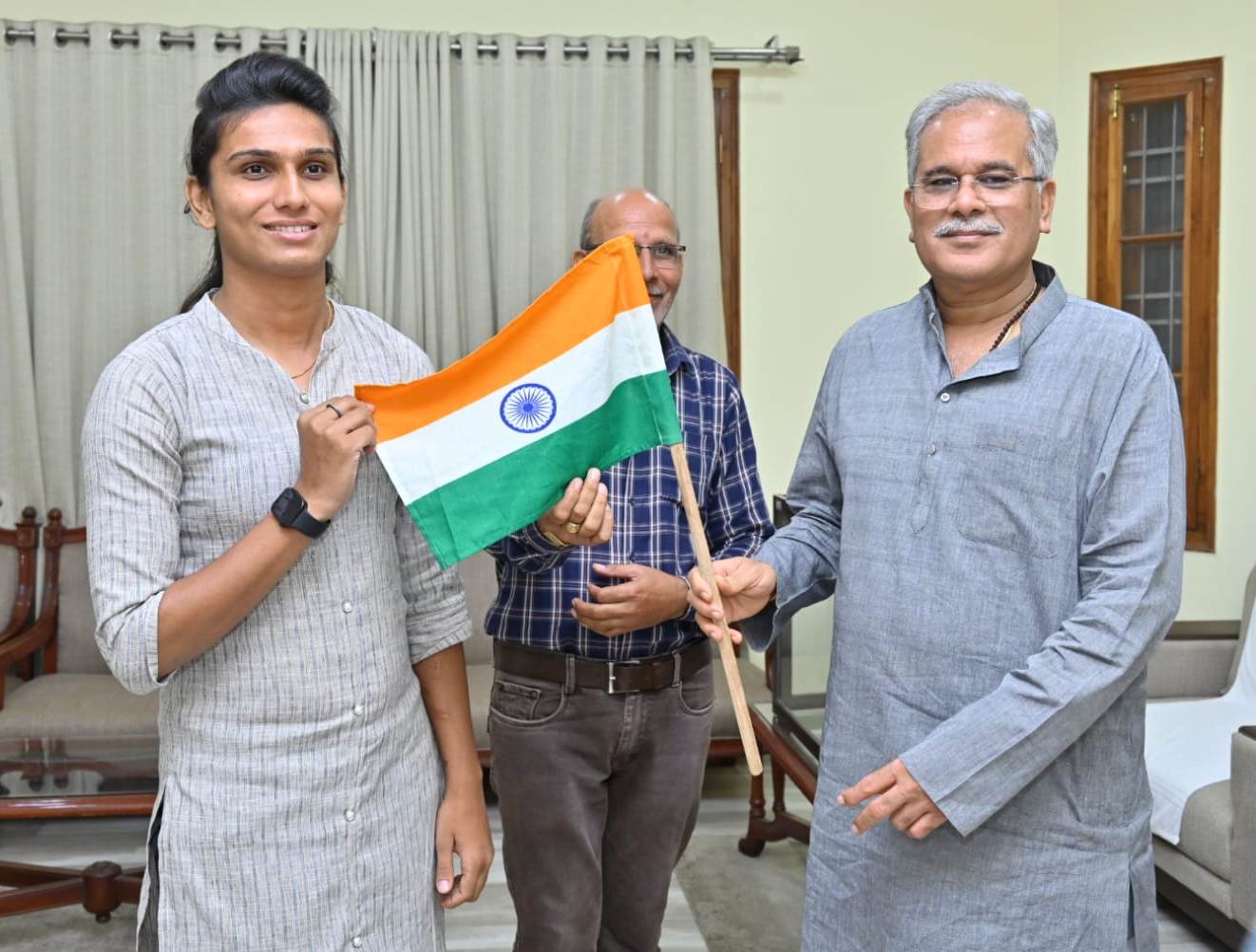 मुख्यमंत्री द्वारा प्रदत्त राष्ट्रीय ध्वज तिरंगा को 15 अगस्त को माउंट एल्ब्रुस की चोटी पर फहराएंगी छत्तीसगढ़ की पर्वतारोही अंकिता