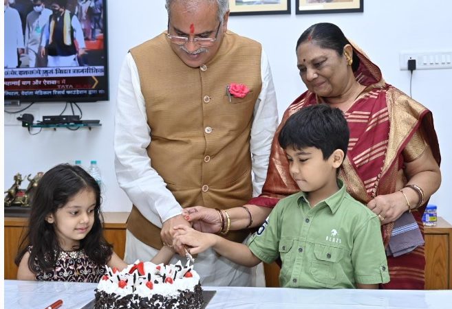 सीएम बघेल ने अपने जन्मदिन पर परिवार संग केक काटा…