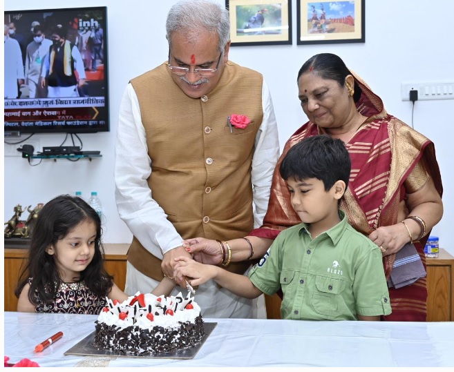 सीएम बघेल ने अपने जन्मदिन पर परिवार संग केक काटा…