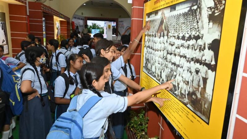 ​​​​​​​छायाचित्र प्रदर्शनी: गांधी जी की छत्तीसगढ़ यात्रा और स्वतंत्रता संग्राम सेनानियों के योगदान से प्रेरित हो रहे स्कूली बच्चे, युवा और आमजन