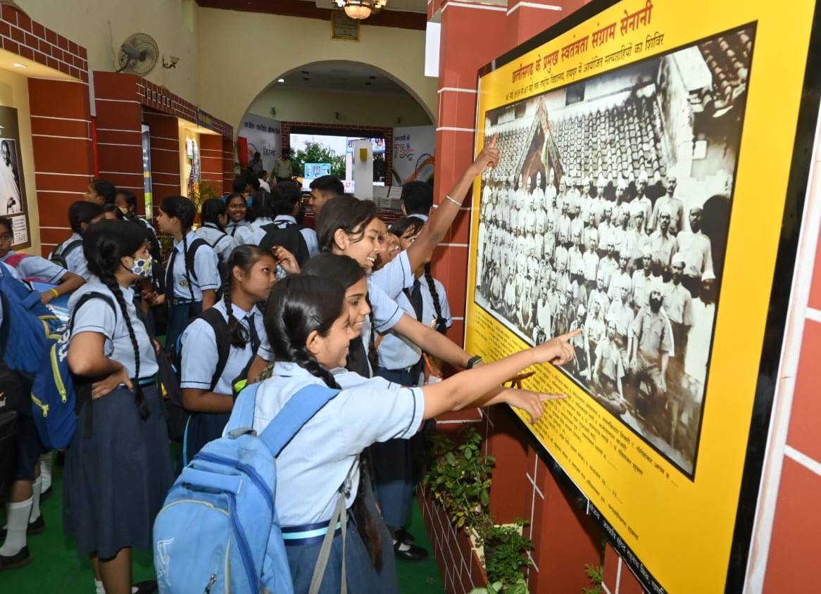 ​​​​​​​छायाचित्र प्रदर्शनी: गांधी जी की छत्तीसगढ़ यात्रा और स्वतंत्रता संग्राम सेनानियों के योगदान से प्रेरित हो रहे स्कूली बच्चे, युवा और आमजन
