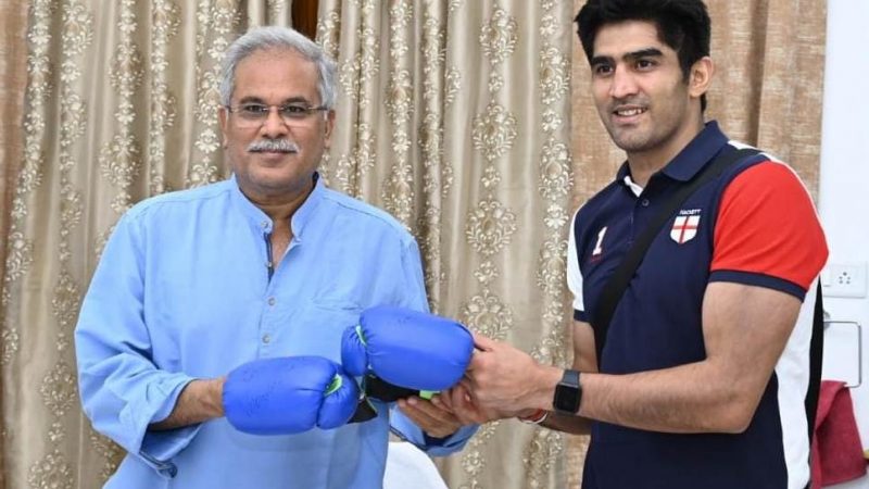 घाना के एलियासु सुले के साथ भारत के मुक्केबाज विजेंदर सिंह का मुकाबला रायपुर में