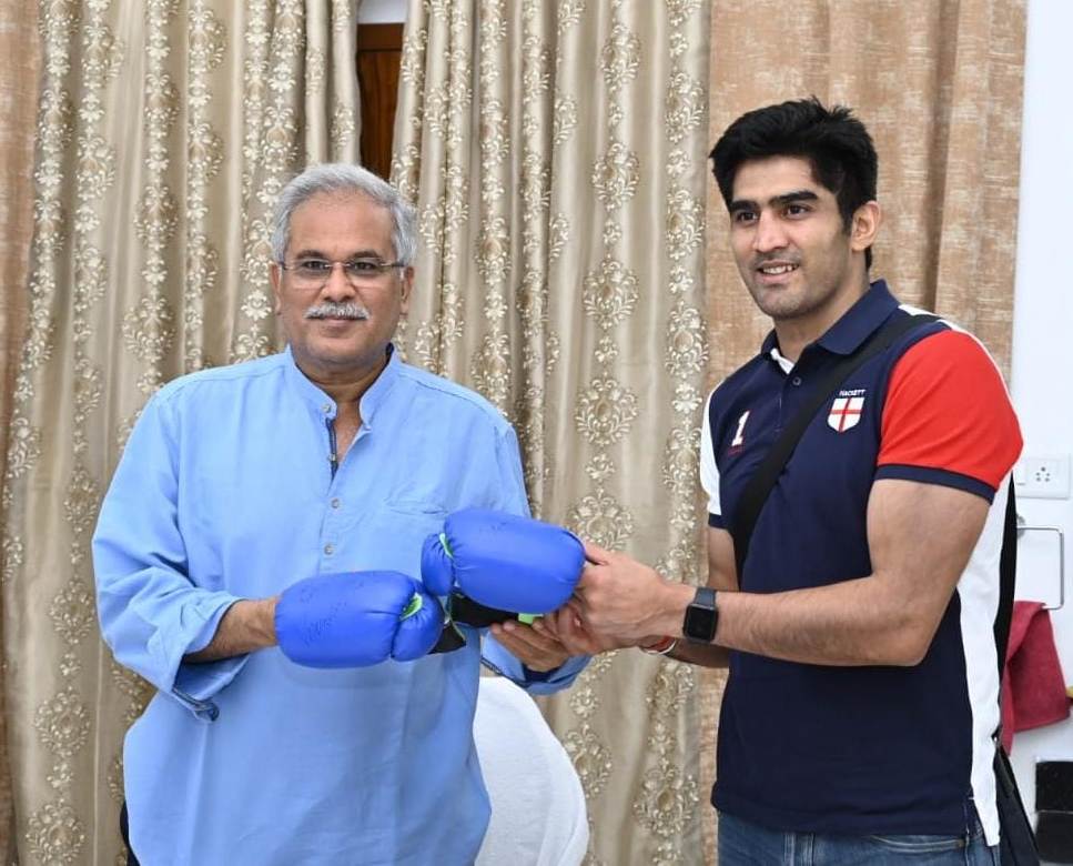 घाना के एलियासु सुले के साथ भारत के मुक्केबाज विजेंदर सिंह का मुकाबला रायपुर में