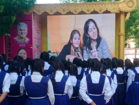मुख्यमंत्री महतारी न्याय रथ छात्राओं को उनके विधिक अधिकारों के प्रति कर रहा जागरूक