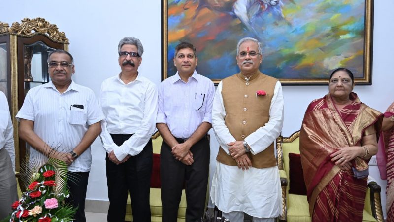 मुख्य सचिव जैन, डीजी जुनेजा और ने मुख्यमंत्री बघेल को जन्मदिन की शुभकामनाएं दीं