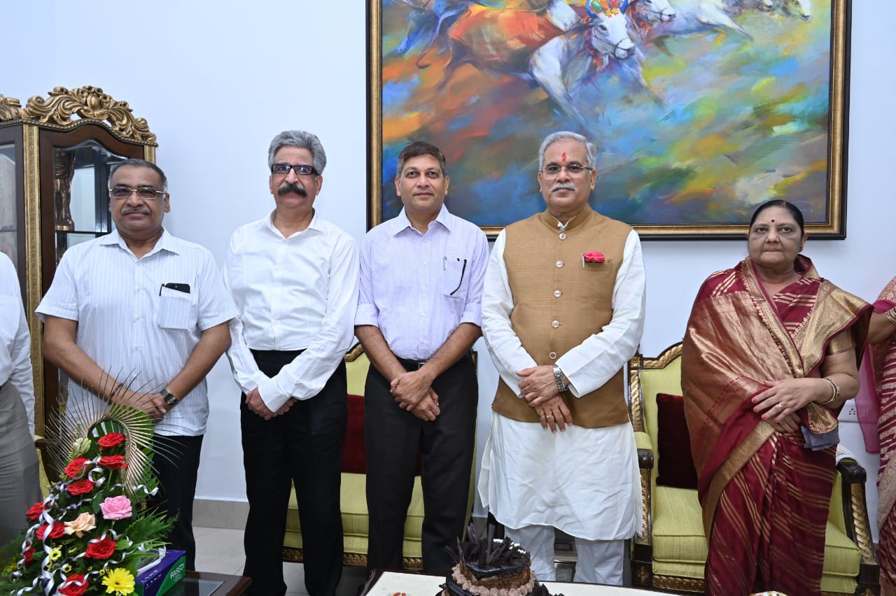 मुख्य सचिव जैन, डीजी जुनेजा और ने मुख्यमंत्री बघेल को जन्मदिन की शुभकामनाएं दीं