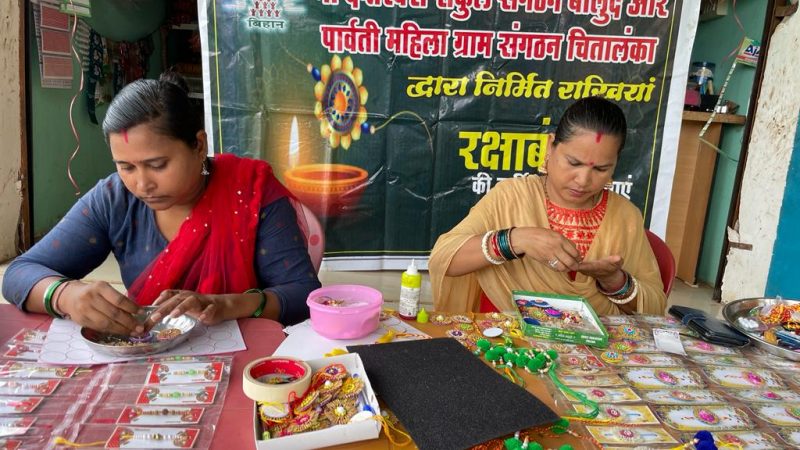 बदलता दंतेवाड़ा : नई तस्वीर, आदिवासी दीदियों द्वारा बनाई गई राखी से सजेगा राखी का त्यौहार