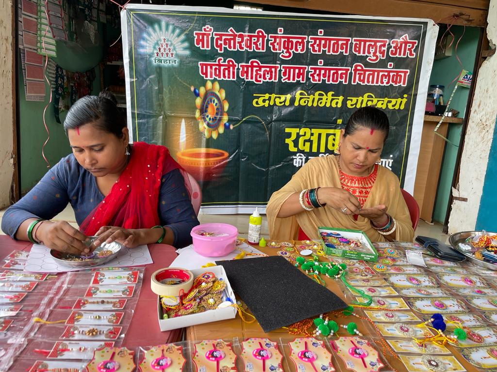 बदलता दंतेवाड़ा : नई तस्वीर, आदिवासी दीदियों द्वारा बनाई गई राखी से सजेगा राखी का त्यौहार