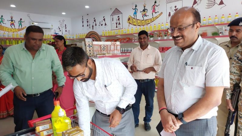 कलेक्टर ने सी-मार्ट में की रसोई में उपयोगी समान की खरीदी