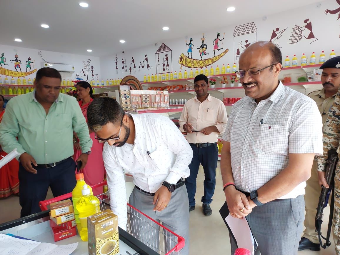 कलेक्टर ने सी-मार्ट में की रसोई में उपयोगी समान की खरीदी