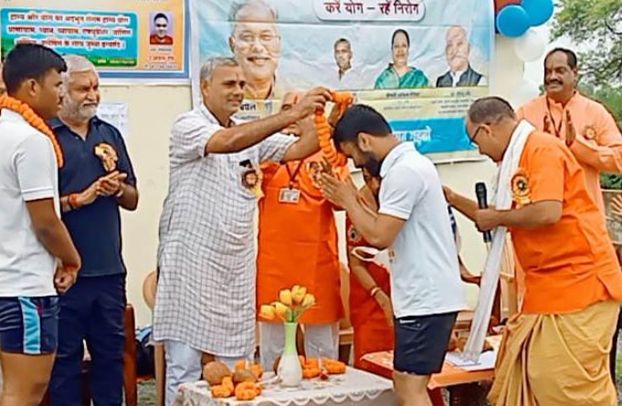 रायपुर के महादेव घाट में हास्य योग केन्द्र का शुभारंभ