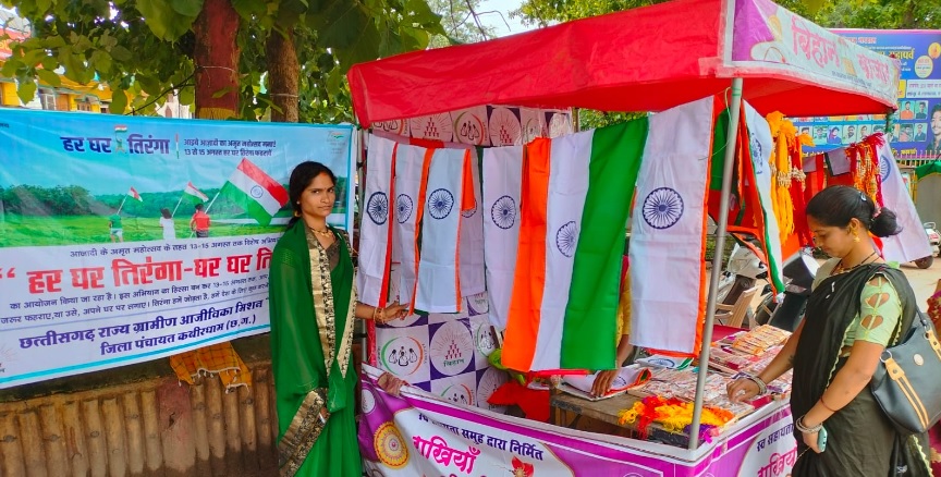 स्वसहायता समूह की दीदियों द्वारा तैयार तिरंगा झंडा अब लहराने लगे हैं बाजार में