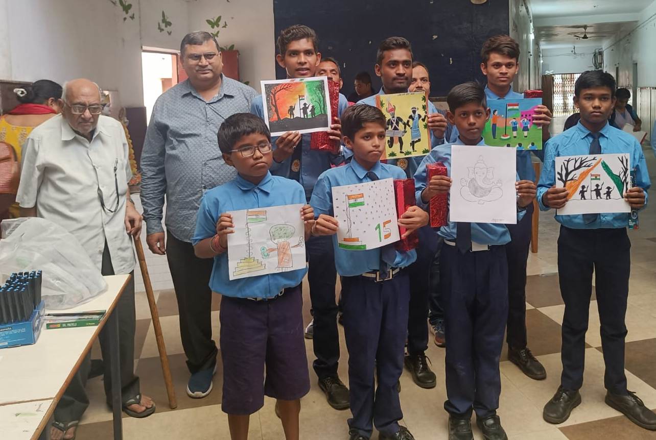 ‘हमर तिरंगा’ थीम पर मूकबधिर स्कूल के विद्यार्थियों ने बनाई आकर्षक पेंटिंग