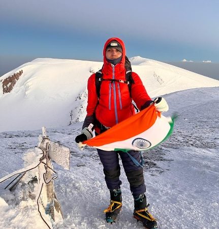 छत्तीसगढ़ की बेटी अंकिता ने स्वतंत्रता दिवस पर यूरोप के सबसे ऊंची चोटी माउंट एलब्रुस पर फहराया तिरंगा