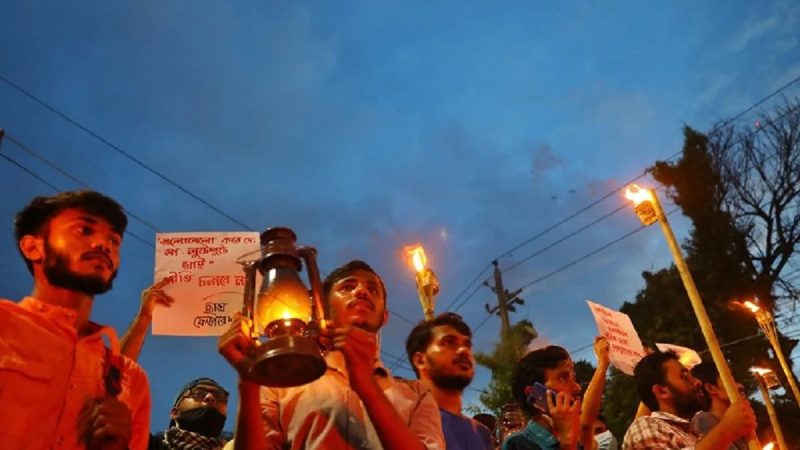 श्रीलंका की राह पर बांग्लादेश… पेट्रोल 51% तो डीजल 42% महंगा, सड़कों पर उतरे लोग