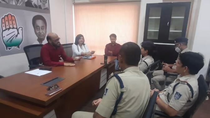 भागवत को तिरंगा भेंट करने से रोका, कांग्रेस दफ्तर में घुसी पुलिस