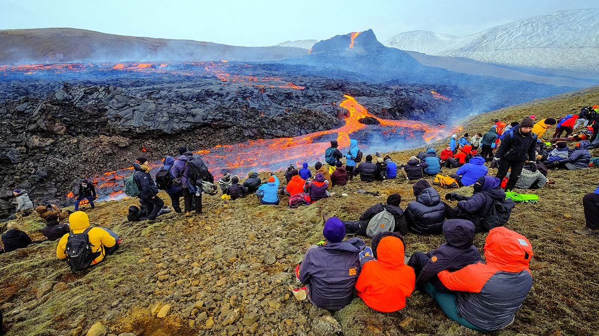 ‘टूरिस्ट ज्वालामुखी’ में उमड़े सैलानी… आइसलैंड के ज्वालामुखी ने खोला धरती का दरवाजा