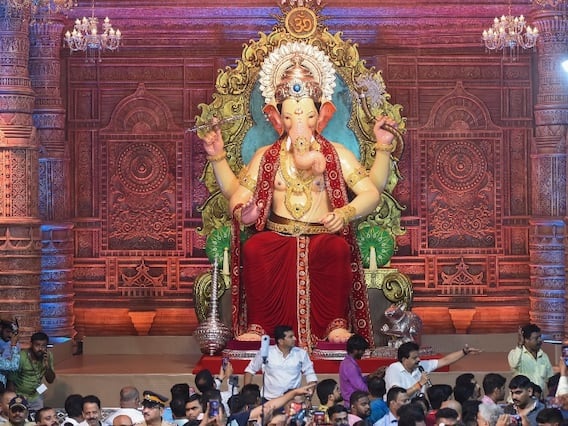 मुंबई के मशहूर ‘लालबाग के राजा’ को देखने उमड़ी लोगों की भीड़… प्रतिमा की पूजा अर्चना आज से