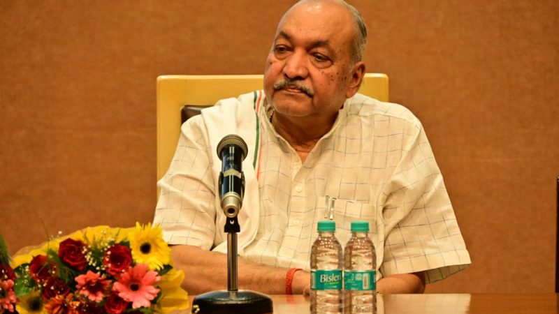 पंचायत एवं ग्रामीण विकास विभाग की योजनाओ की समीक्षा बैठक में शामिल हुए मंत्री चौबे