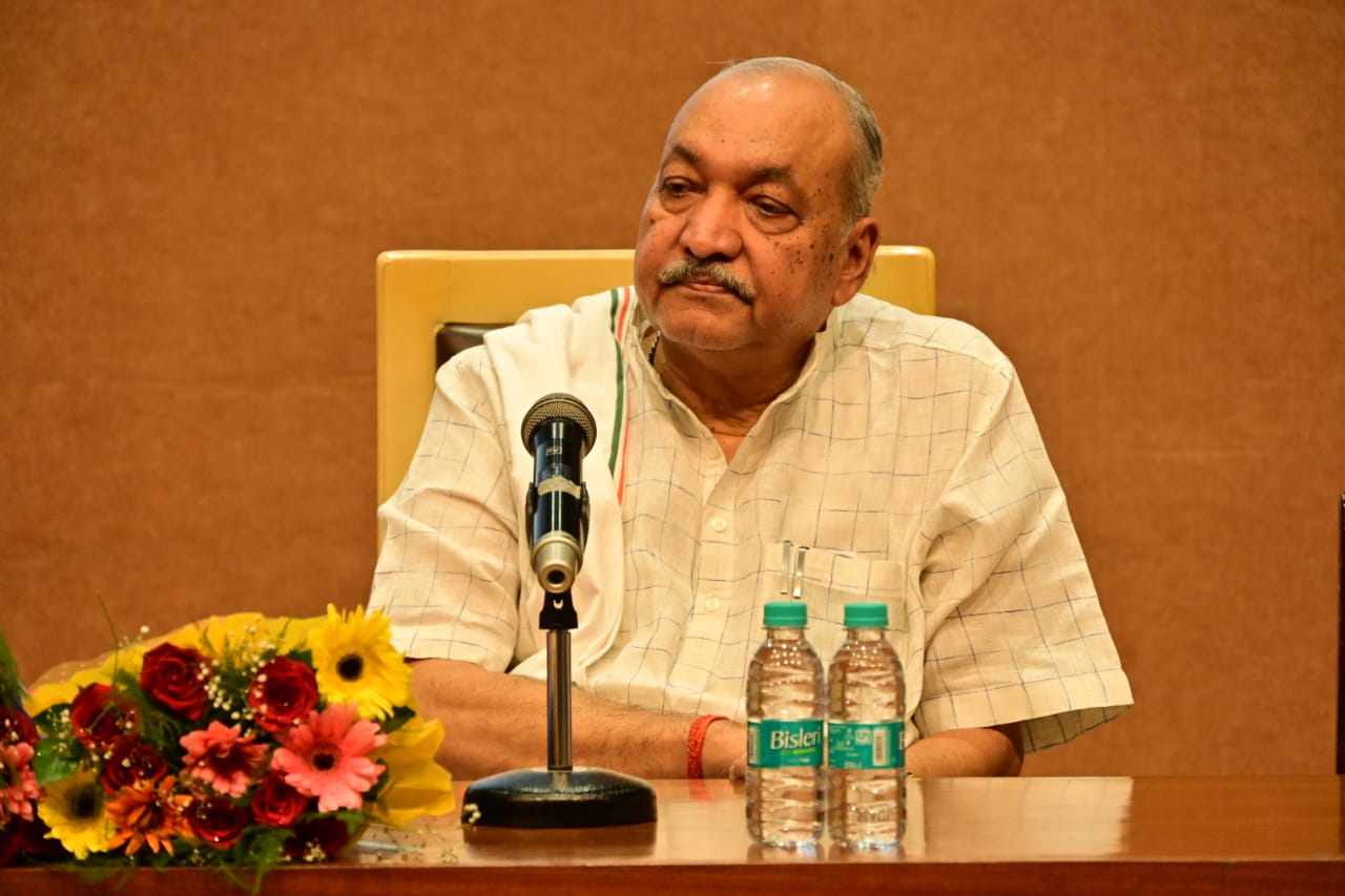 पंचायत एवं ग्रामीण विकास विभाग की योजनाओ की समीक्षा बैठक में शामिल हुए मंत्री चौबे