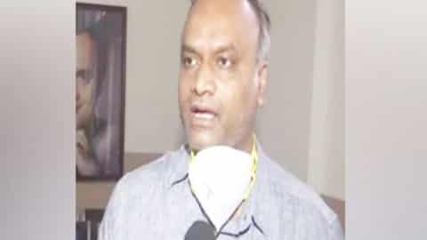 सरकारी नौकरी के लिए लड़कियों को किसी के साथ सोना पड़ता है, कांग्रेस नेता का आपत्तिजनक बयान