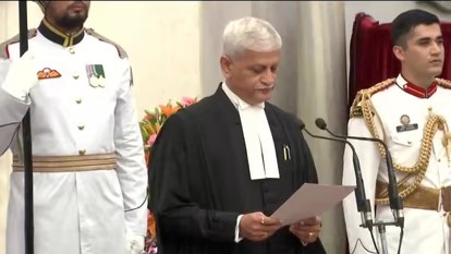जस्टिस यूयू ललित ने ली मुख्य न्यायाधीश पद की शपथ, राष्ट्रपति भवन में हुआ कार्यक्रम