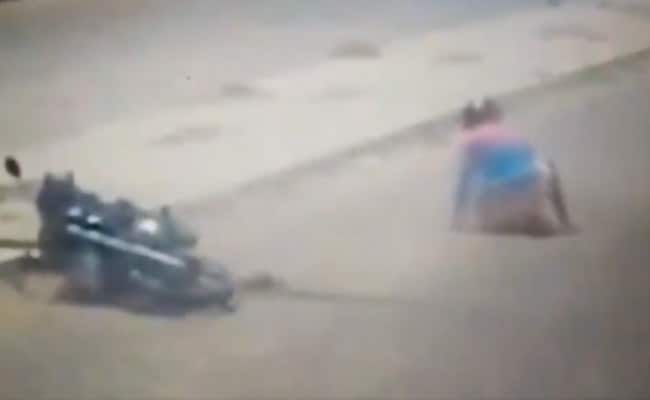 दो बार जान बचाई हेलमेट ने , कार ने टक्कर मारी फिर बिजली का खंभा गिर पड़ा