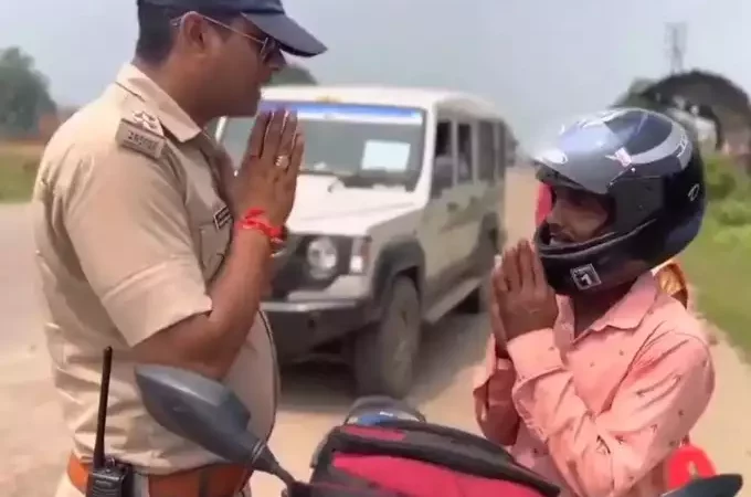 ‘अब कभी हेलमेट नहीं भूलेगा…’ पुलिसवाले का स्टाइल देख लोगों की हंसी नहीं रूक रही