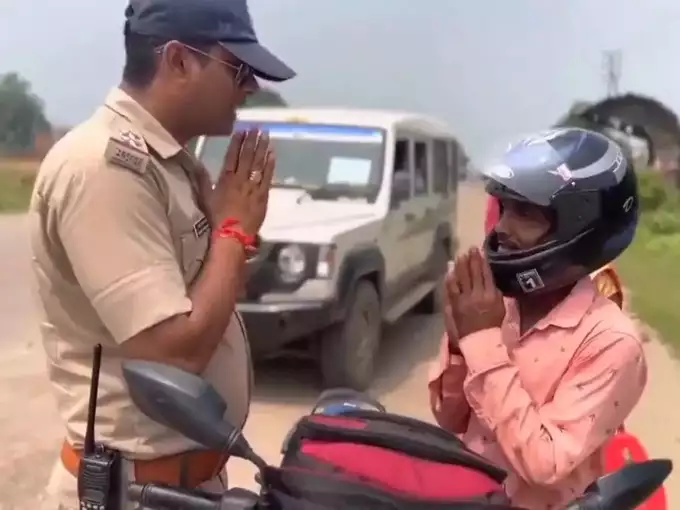 ‘अब कभी हेलमेट नहीं भूलेगा…’ पुलिसवाले का स्टाइल देख लोगों की हंसी नहीं रूक रही