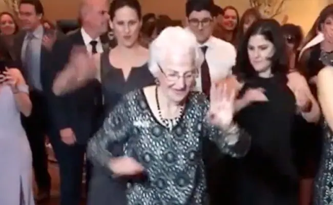 98 साल की दादी ने किया ऐसा डांस कि सभी लड़कियां हो गई अवाक, 16 लाख लोगों ने देखा वीडियो