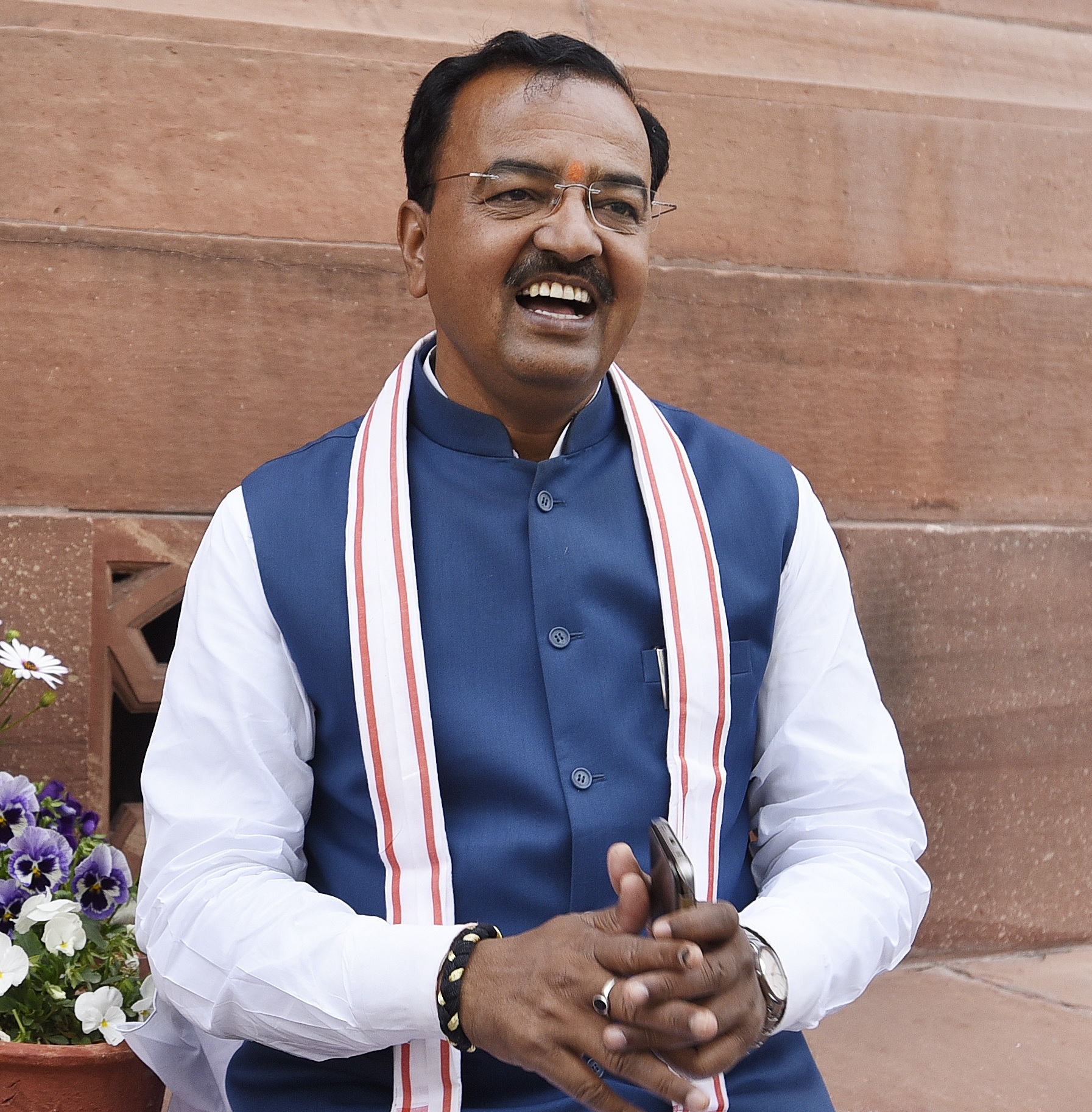 गरीब सुना रहा था अपना दुख…मुस्कुराकर चल दिए यूपी के डिप्टी CM