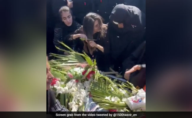 हिजाब के खिलाफ ईरानी महिलाओं का हल्ला बोल: कब्र पर बहन ने काटे बाल, वायरल हो रहा VIDEO