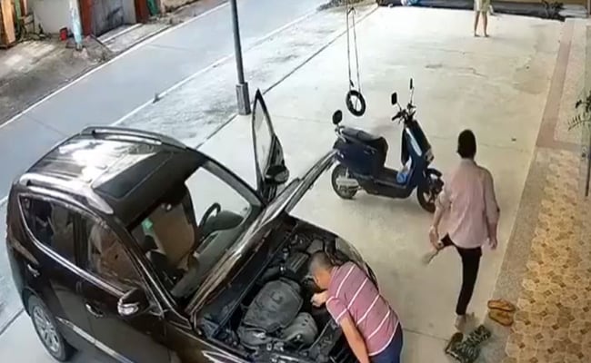 अचानक गाड़ी चलने लगी और शख्स को टक्कर मार दी, वीडियो देख लोगों ने कहा- क्या वो ज़िंदा है?