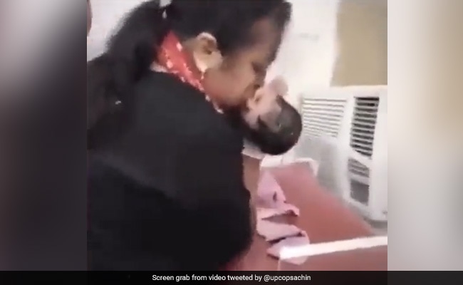 डॉक्टर के जान फूंकते ही महज 7 मिनट में जी उठी बच्ची, एक बार फिर वायरल हुआ आगरा का यह Video