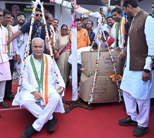 छत्तीसगढ़िया मुख्यमंत्री को अईरसा पकवान से तौलकर जेवरतला के ग्रामीणों ने किया स्वागत