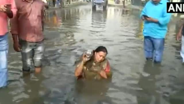 कांग्रेस विधायक बीच सड़क जल सत्याग्रह पर बैठीं, वीडियो वायरल; सड़क को दुरुस्त करने की मांग