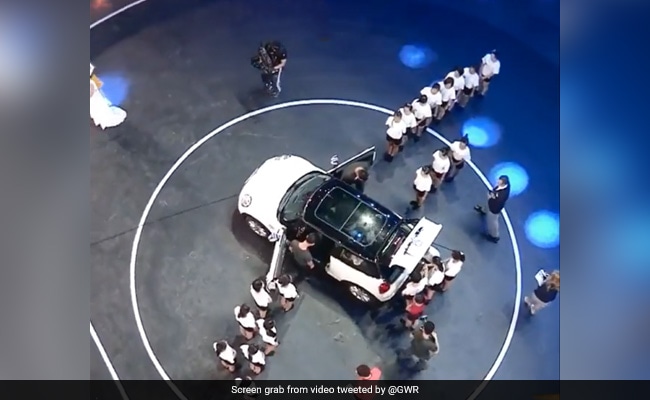 Watch: Mini Cooper में एक के बाद एक समाए 27 लोग, बनाया गिनीज वर्ल्ड रिकार्ड